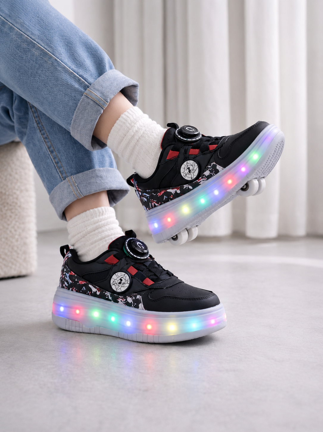 Siyah LED Işıklı Kaykaylı Çocuk Ayakkabısı – Tekerlekli Paten Model Spor Ayakkabı