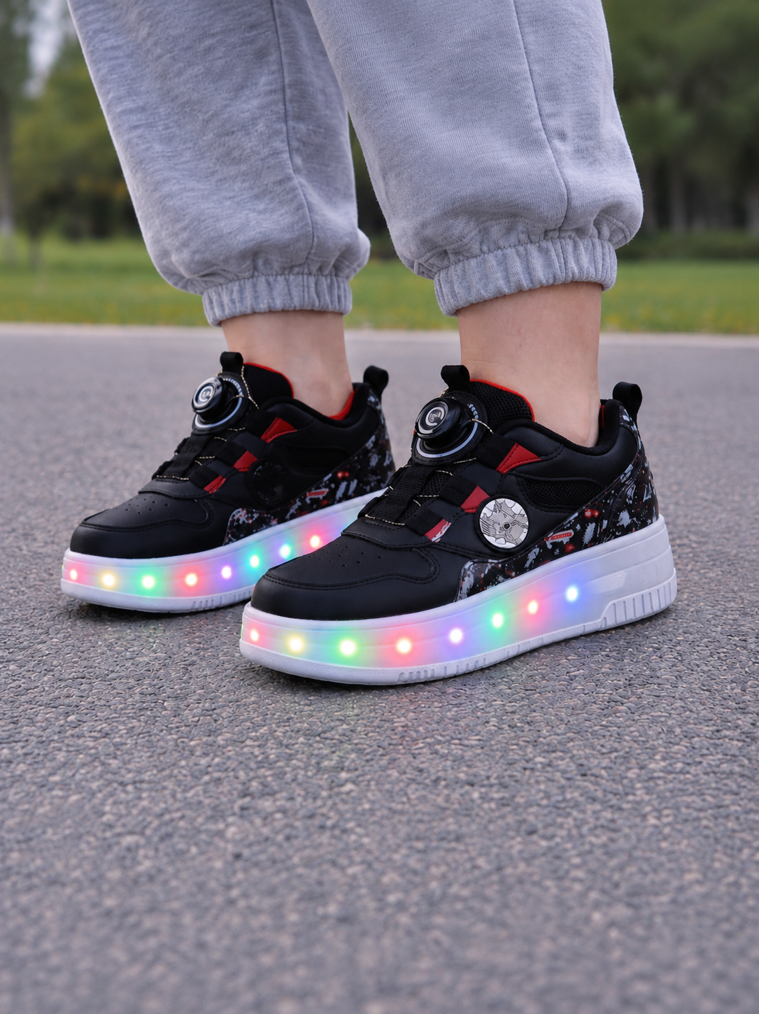 Siyah LED Işıklı Kaykaylı Çocuk Ayakkabısı – Tekerlekli Paten Model Spor Ayakkabı